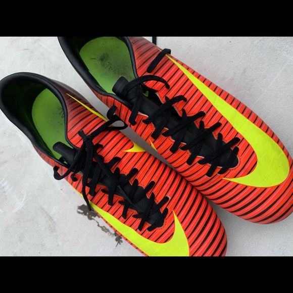 Nike Soccer Cleats - Picture 1 of 4